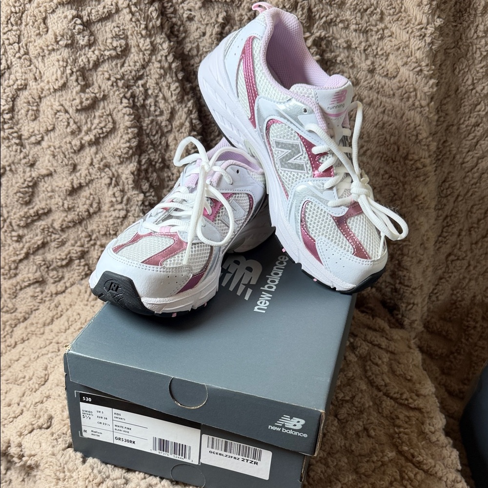 New Balance Running US Kids Sneakers in White and Pink